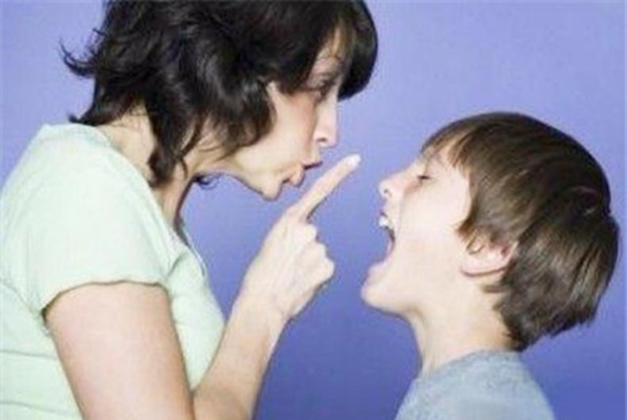 小孩超市吃荔枝被服务员说没教养,儿子偷吃花生米母亲突然大声呵斥