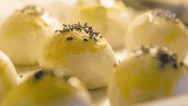 靠“较劲”成功逆袭的吴昕，3分钟卖6400颗蛋黄酥，真的那么好吃