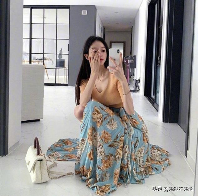 碎花裙如何穿得惊艳好看,今夏不正经的碎花裙穿搭真迷人