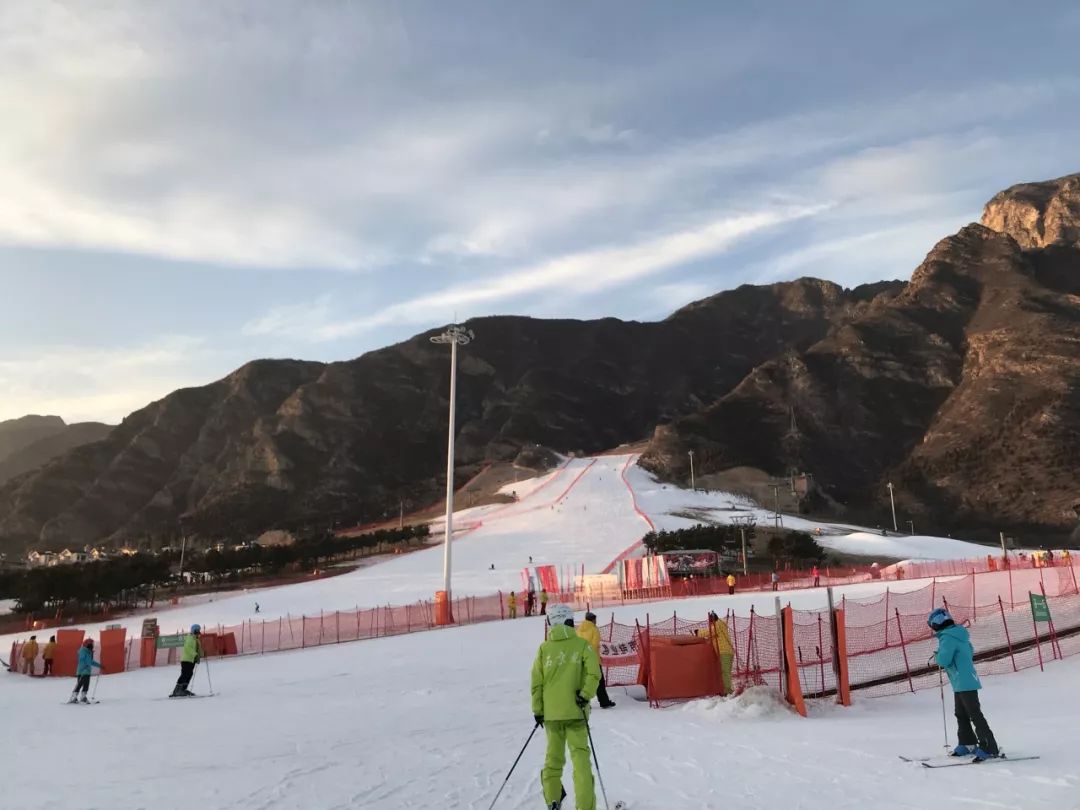 北京最近周边景色最好看的滑雪场,目前北京规模最大的滑雪场是哪个