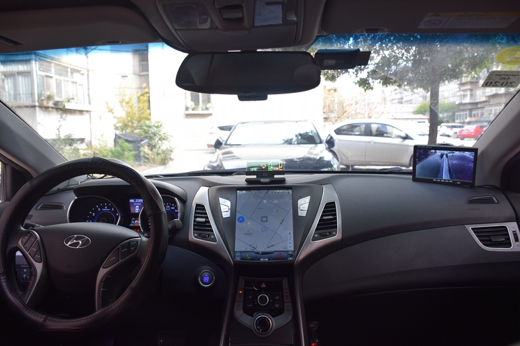 新司机低头看导航追尾，老司机呵呵一笑：车上加套设备就解决了！