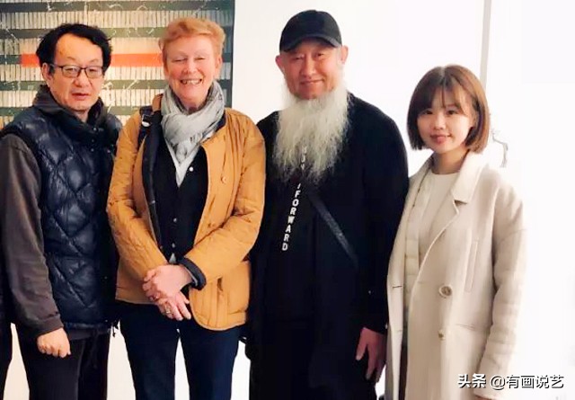 美女画家用人体创作书法，是书法创新，还是“丑书”新高度？