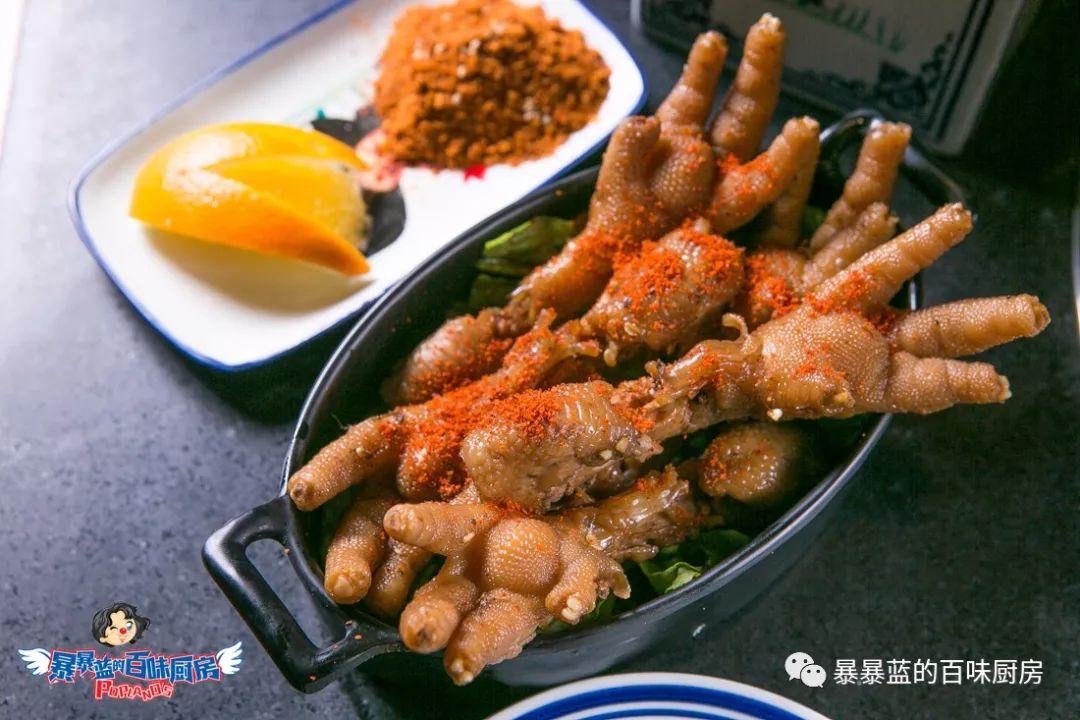 当成都老板爱上沈阳老雪,他开的串串香店锅底都有1瓶大绿棒