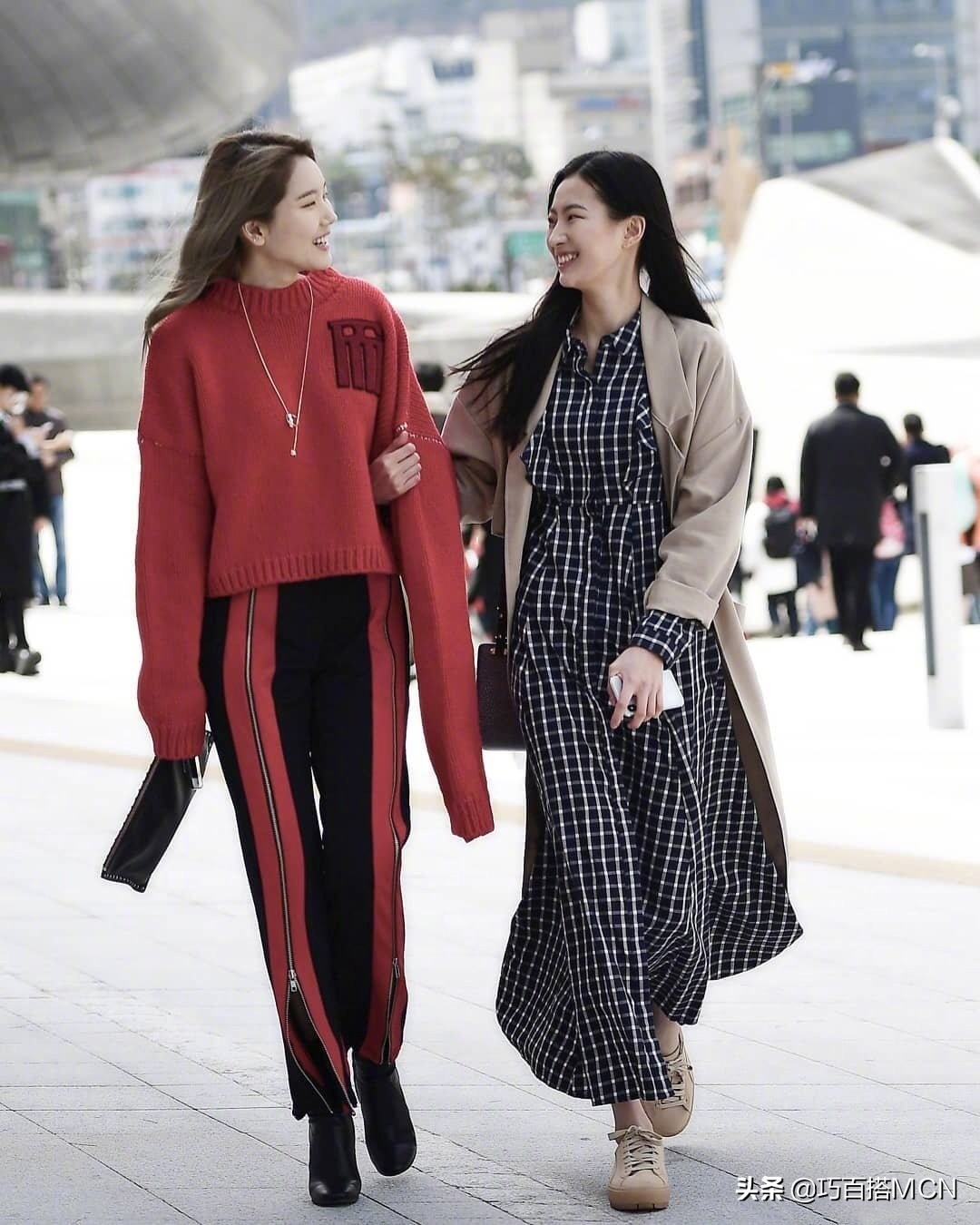 韩国闺蜜街拍，一起出街回头率百分百，秋冬逛街可以约起来
