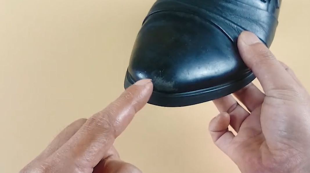 皮鞋破皮修复的最有效方法,皮鞋蹭掉一丁点怎么办