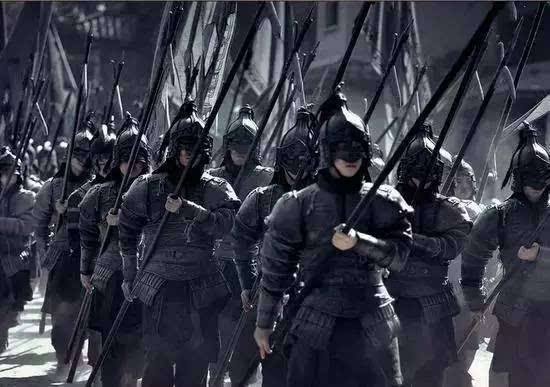 做人留一线，当初虐打皇帝的家主，因母亲的一个善举保全了性命