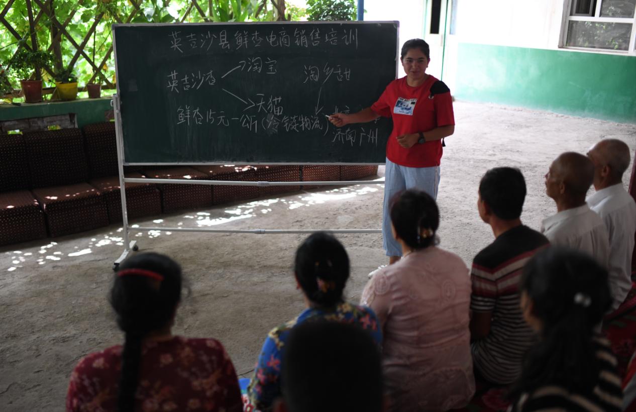 让中国第一杏走出*疆新**销往全国！这位维吾尔族女大学生做了啥