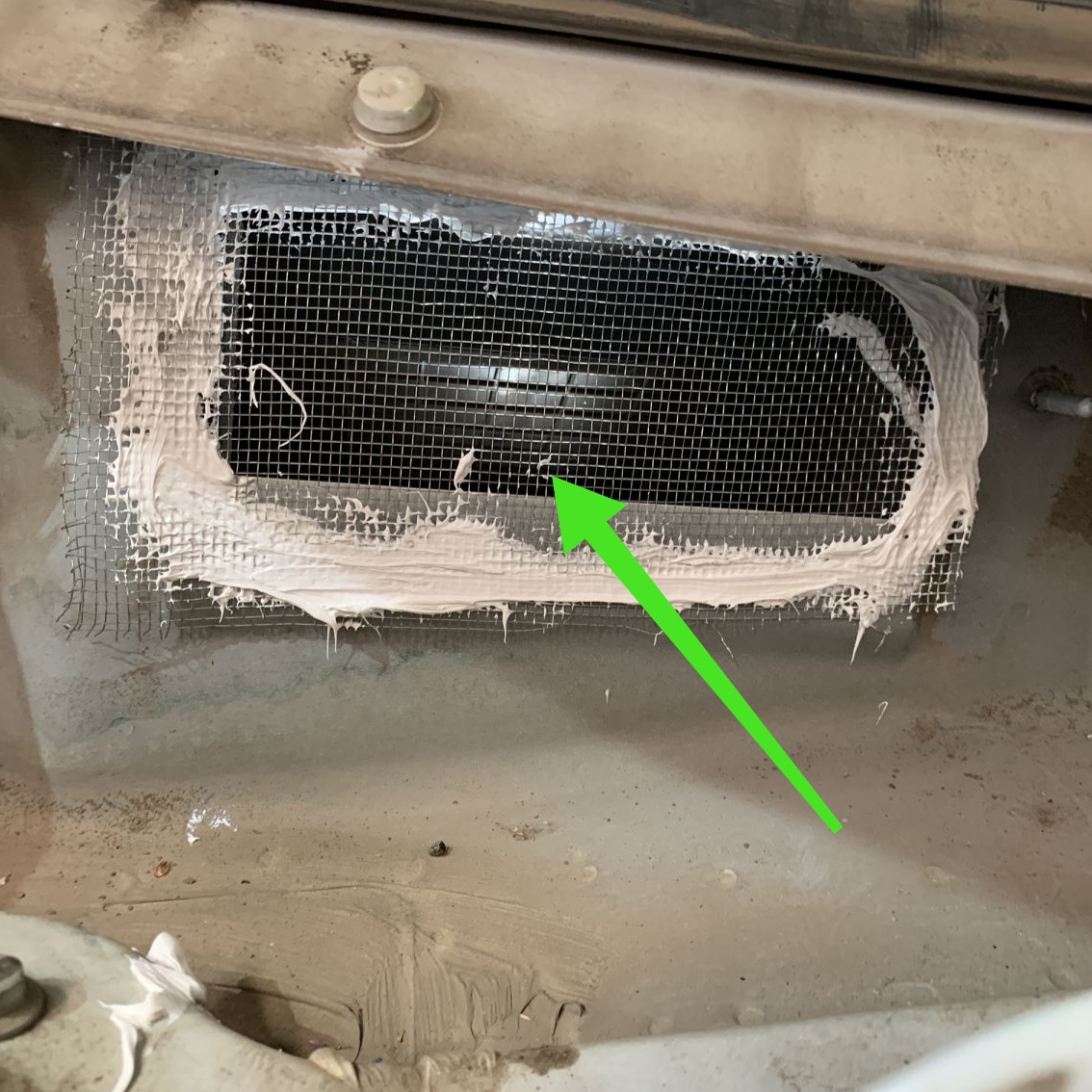 车辆换了空调滤芯怎么还有怪味,出风口有一股酸味换滤芯能解决吗