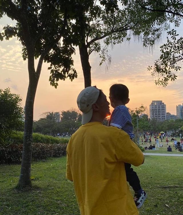 余文乐开古董豪车带妻子现身街头,余文乐晒与老婆合影