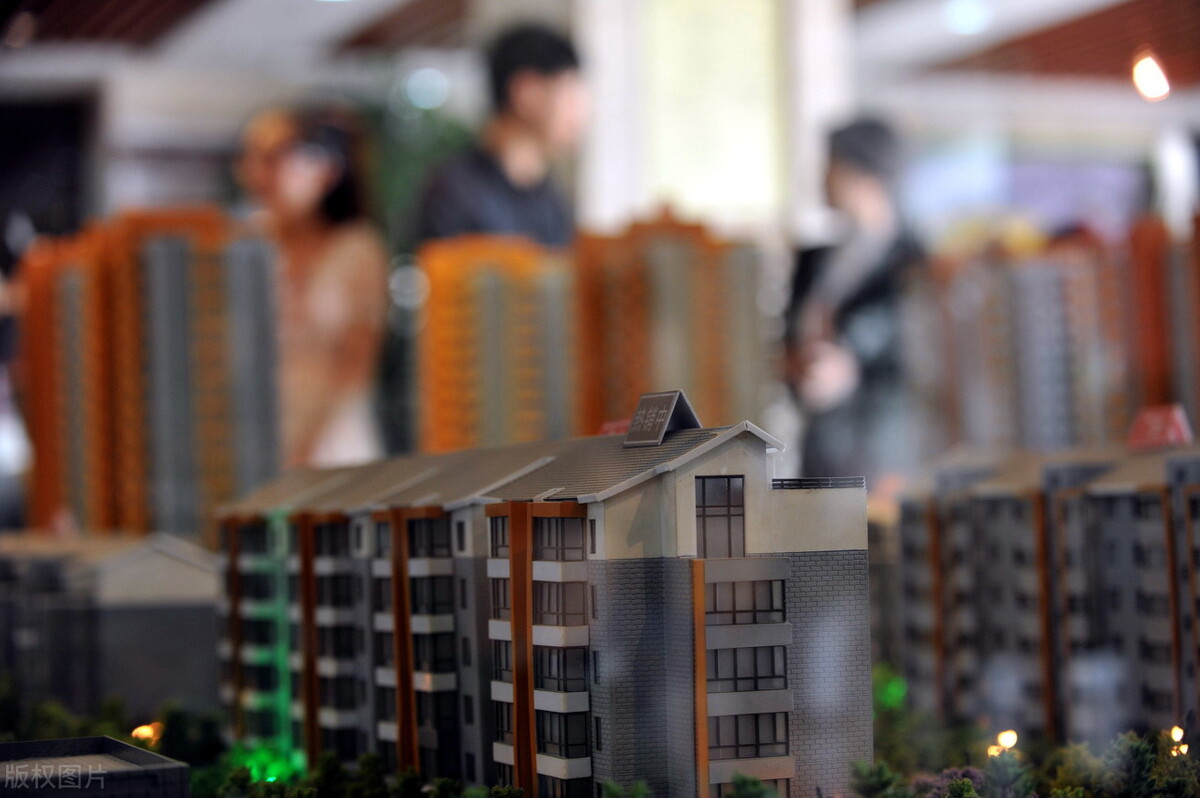 房地产行业赚钱变难,开发商开始“跑路”,刚需该怎么办?