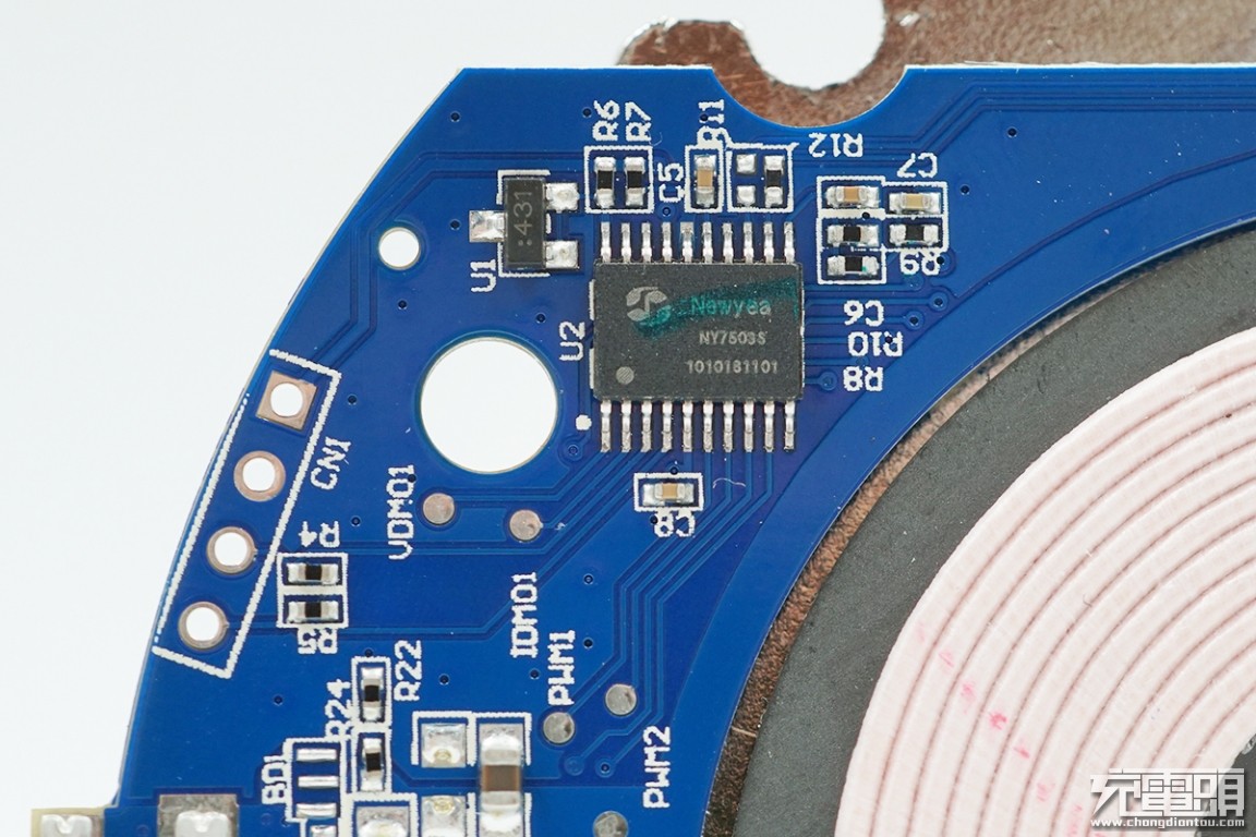 绿联无线充电宝拆解,绿联30瓦充电器拆解
