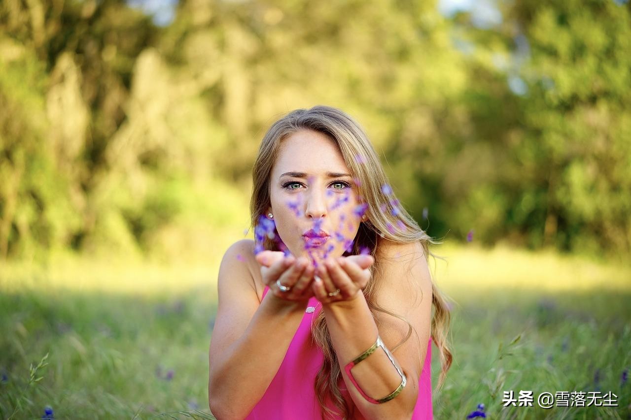 一个女人跟你聊她的情感,女人问你花不花心该怎么回答