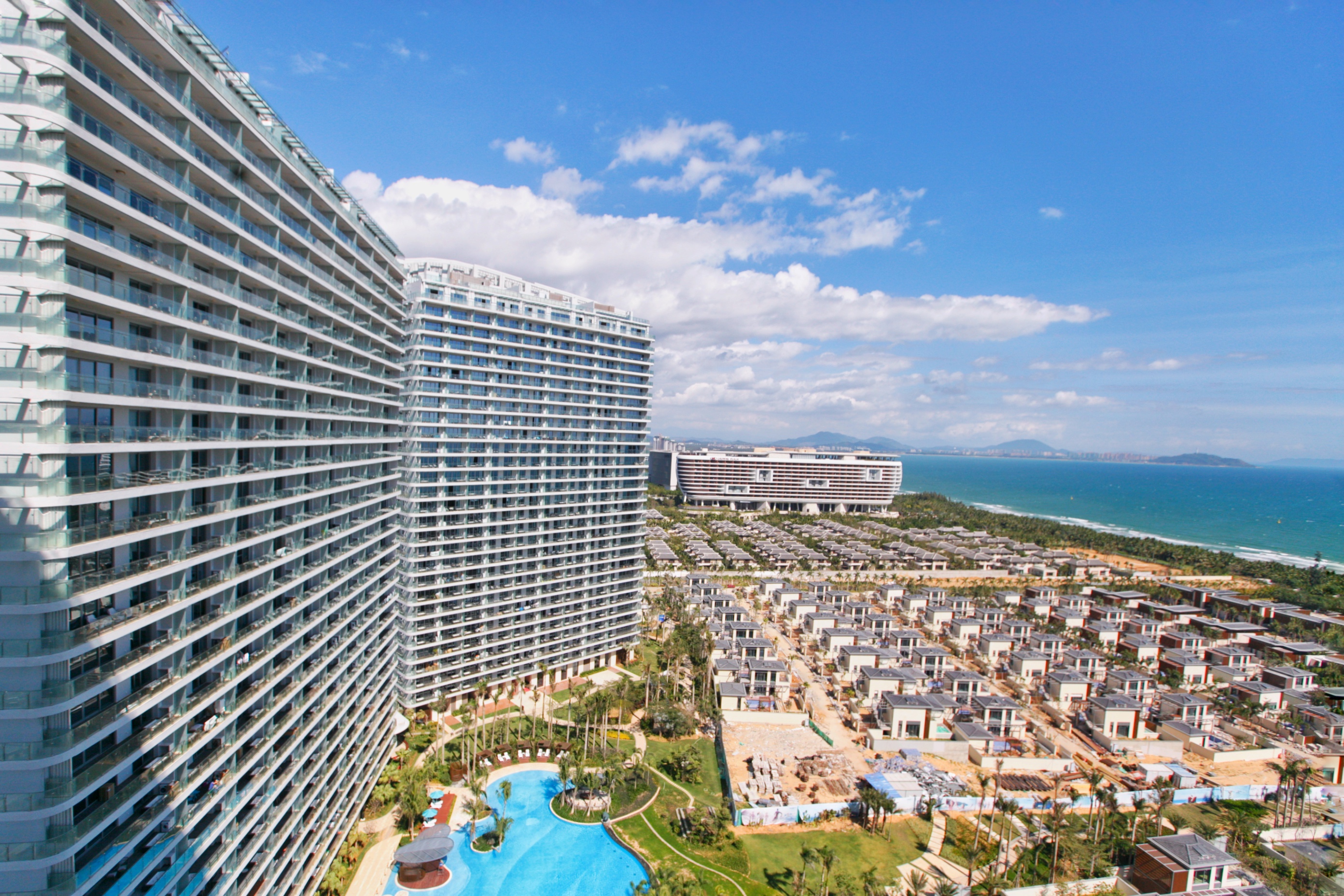 去三亚是住一个酒店好还是分开住,去三亚住酒店还是买房