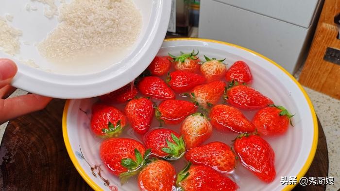 清洗草莓时，直接用水冲大错特错！教你三招，脏东西自己跑出来