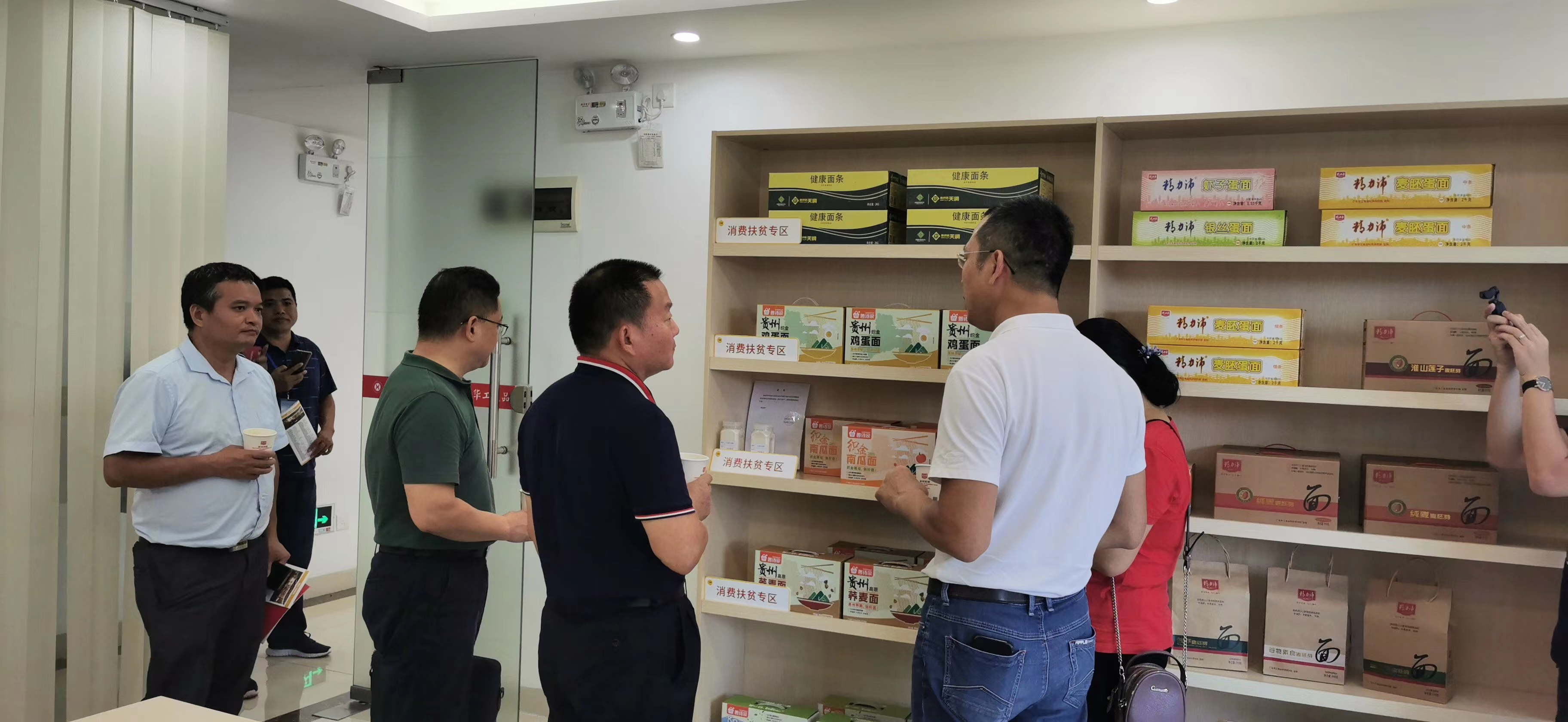 副区长调研扶贫工作,鲁志军到县扶贫办调研指导工作