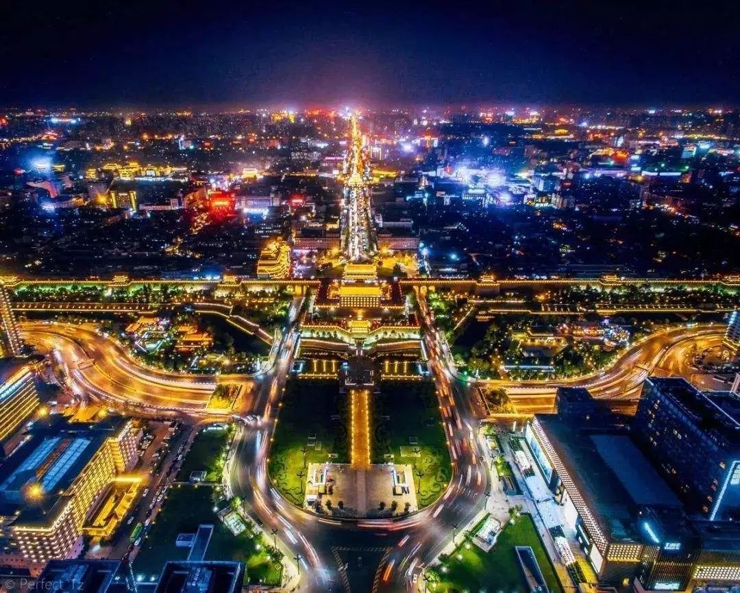 古城夜景灯光璀璨,欣赏古城夜晚灯火通明的景色