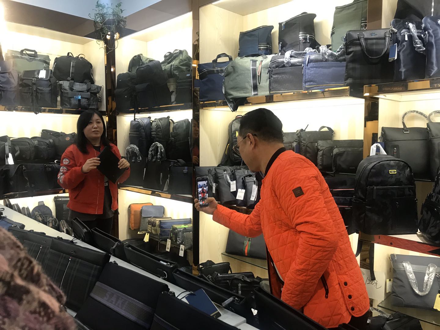 南台箱包市场开启1+2营业模式,南台箱包市场开业