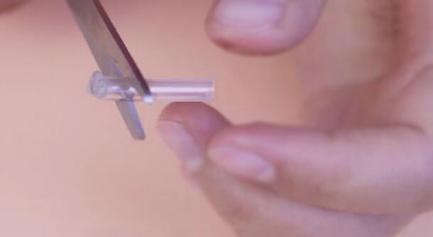 雨伞的伞头脱落了怎么缝,雨伞的伞柄从凹槽里脱落怎么修