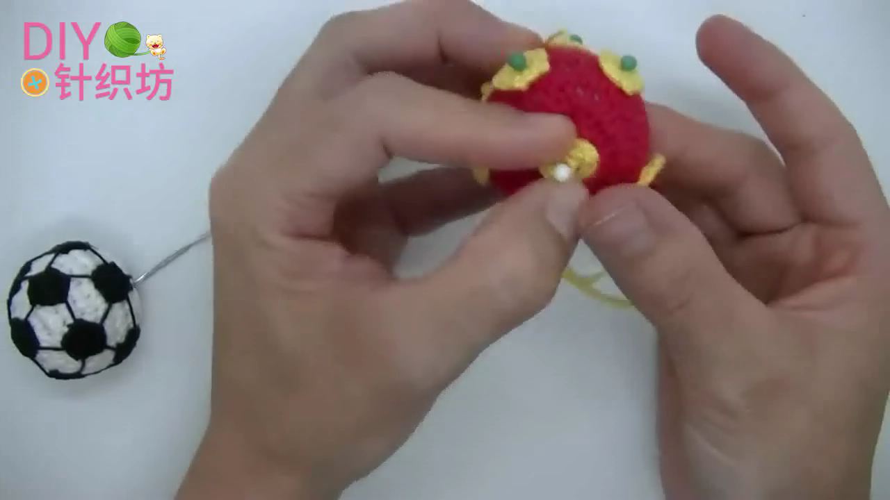 足球钥匙链小挂件,足球珠子编织钥匙扣