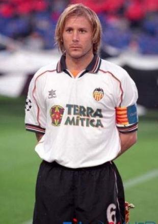 世界足坛第一个3000万转会费,世界足坛最成功的转会