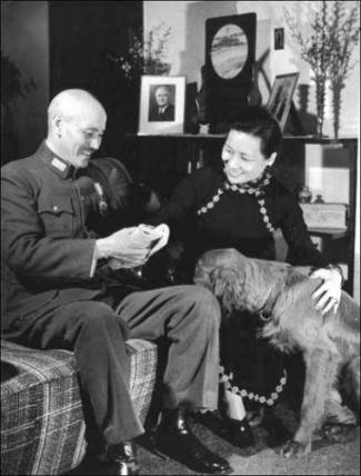 重庆谈判：时隔19年，毛*东泽**再见蒋介石，举杯：为蒋先生长寿干杯