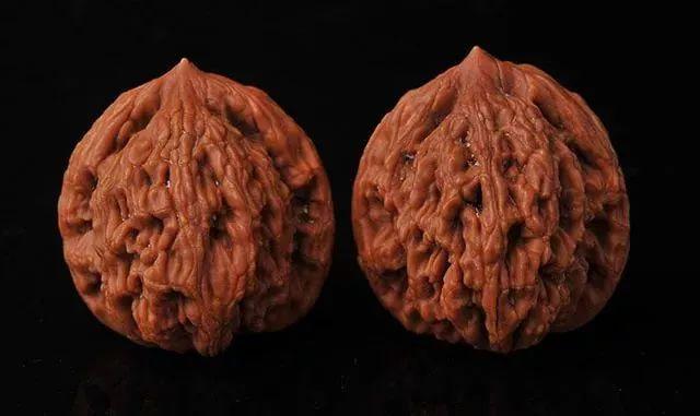 文玩核桃文盘与武盘各有什么好处,文玩核桃不盘的时候要放袋子里吗