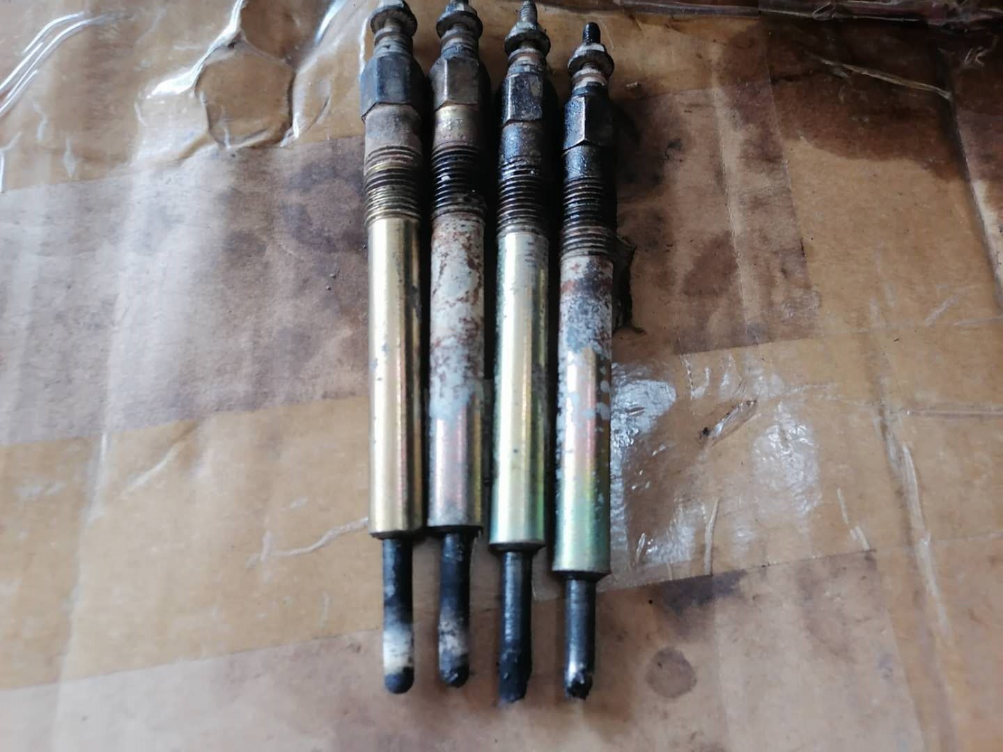 才跑4万公里货车烧机油怎么回事,发动机烧机油活塞发黑