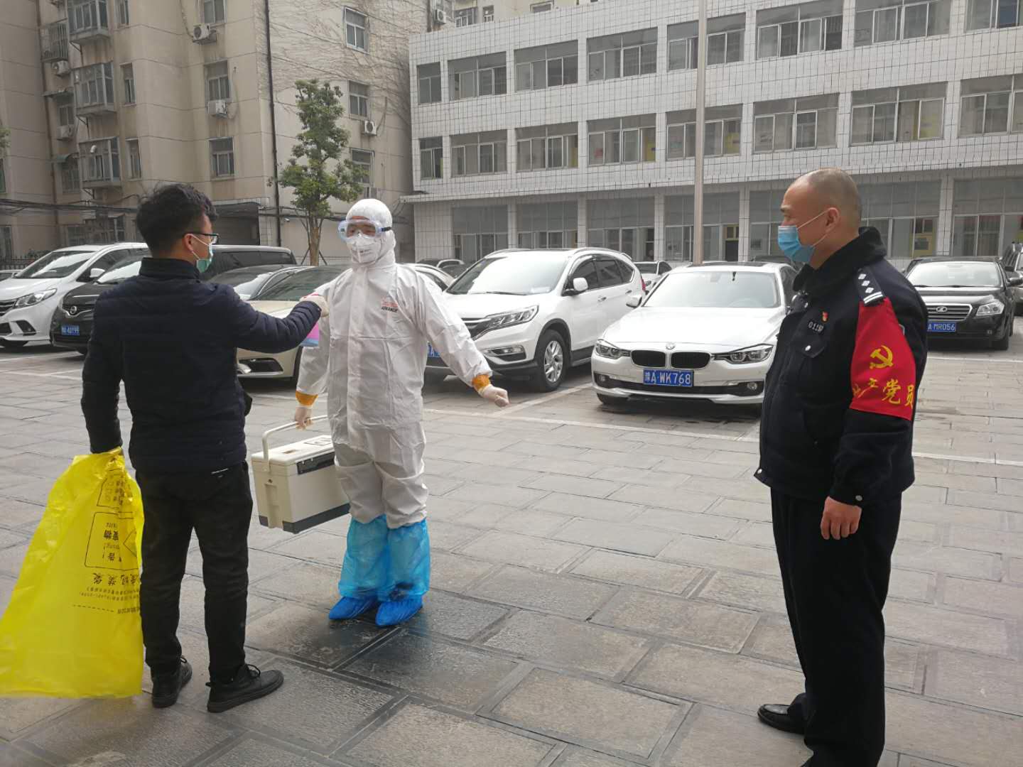 不法分子诈骗卖口罩,民警训斥骗买口罩的人