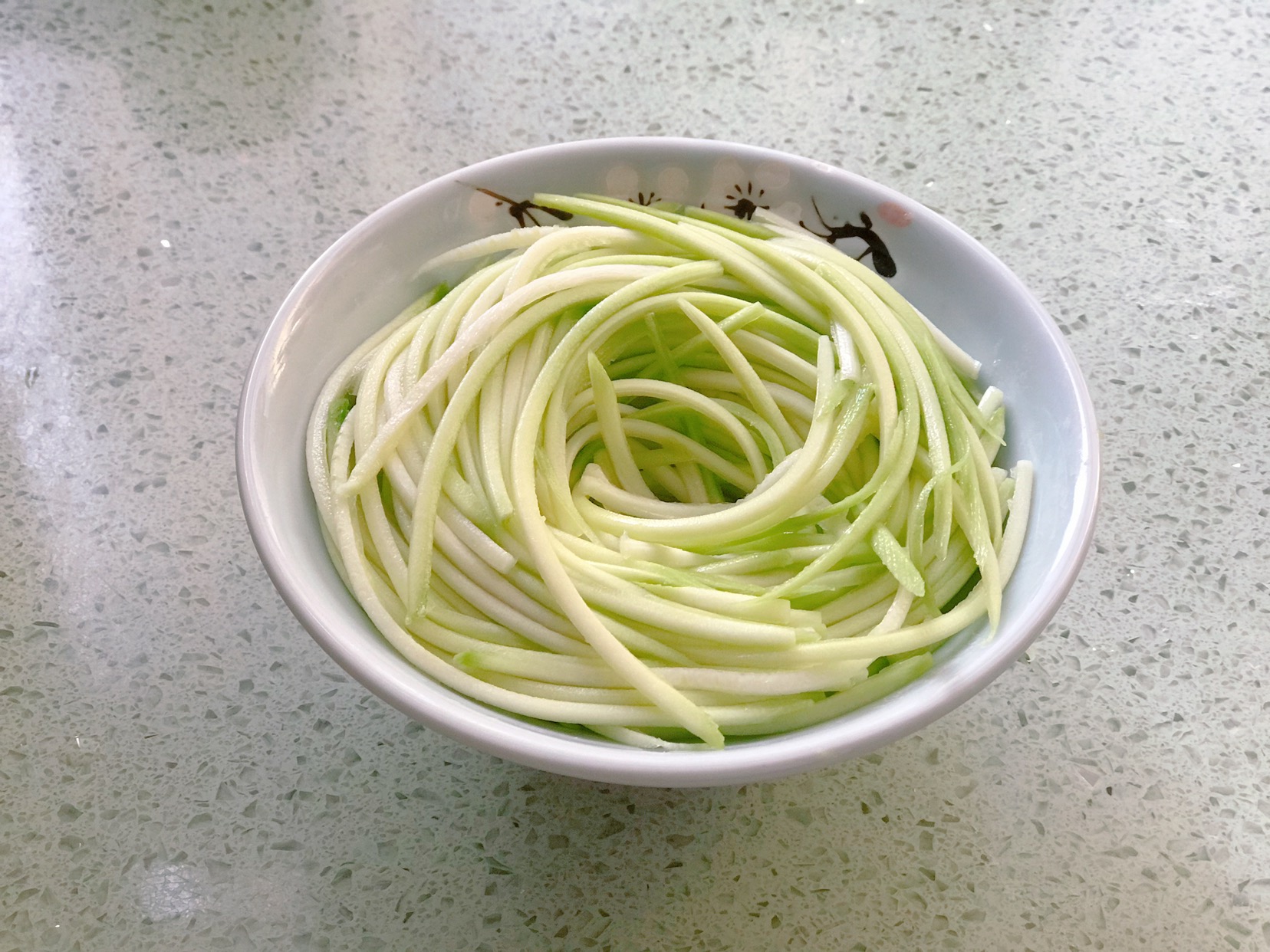 麻酱凉拌西葫芦的正确方法,西葫芦丝拌麻酱用烫一下西葫芦吗