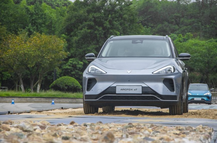 试驾｜极狐阿尔法S/阿尔法T，底盘调校有功底，均衡性很好