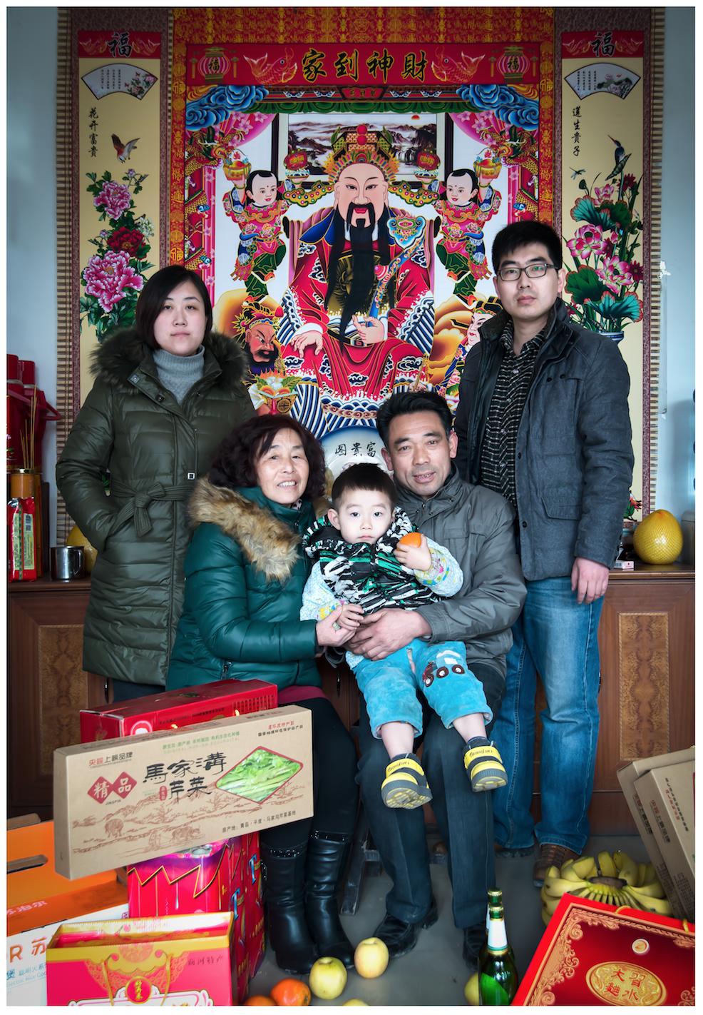 母女俩异地上学父亲留守,农村父母的真实故事图片