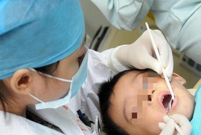 孩子被鱼刺卡住试了吐有效果吗,孩子被鱼刺卡住妈妈正确做法