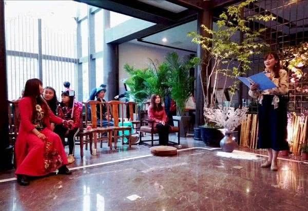 让诗意人生更加光华灿烂——记“灵魂诗人”海潮