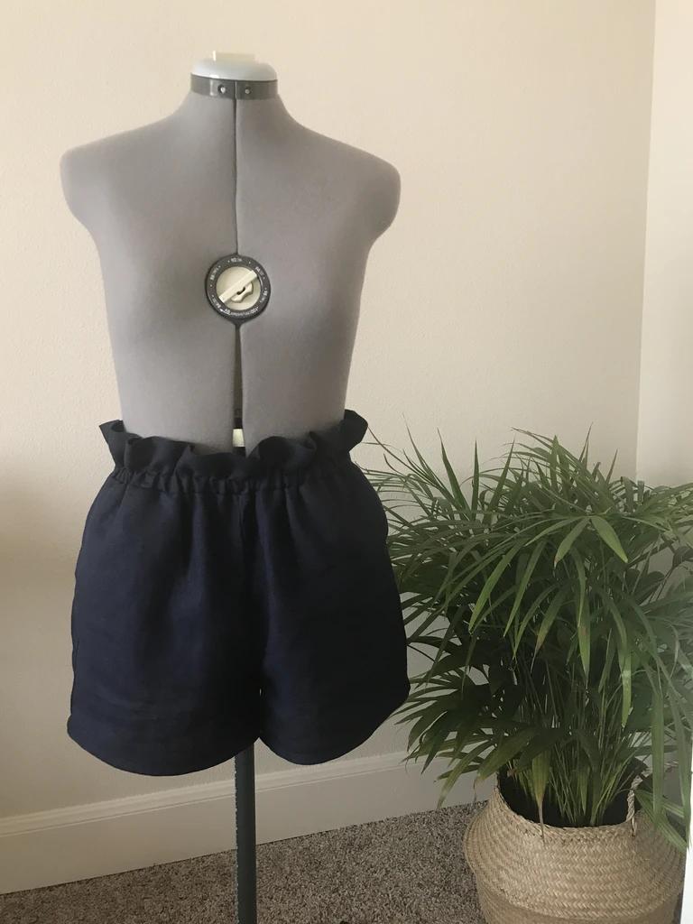 短裤一根布腰带的系法,短裤的一条裤带怎么系