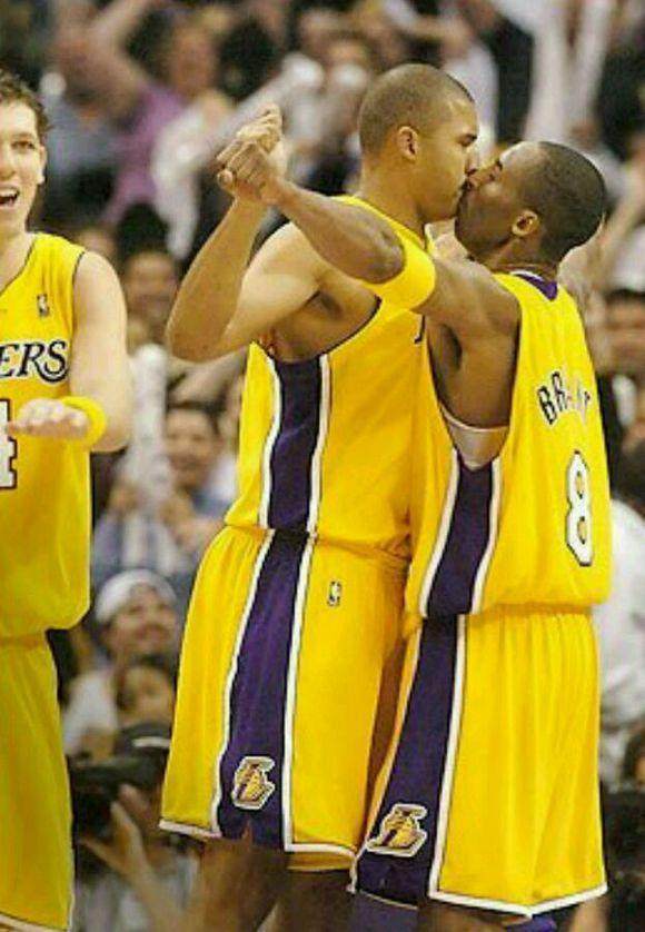 谁来管管？竟在大庭广众之下“接吻”？盘点球场上的“暧昧”瞬间