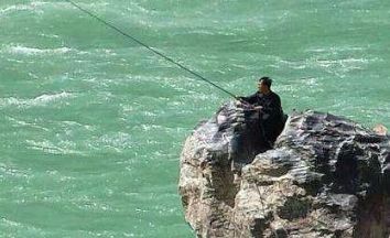 钓大鱼避开小鱼技巧,大雨过后钓巨物怎么钓好