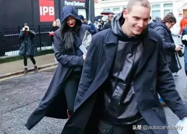 是时候穿卫衣骚起来了——瞧瞧张小龙