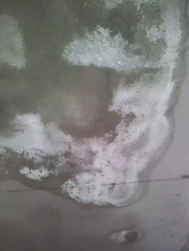 墙面返碱需要多久能干透,墙面渗水返碱了怎么修复