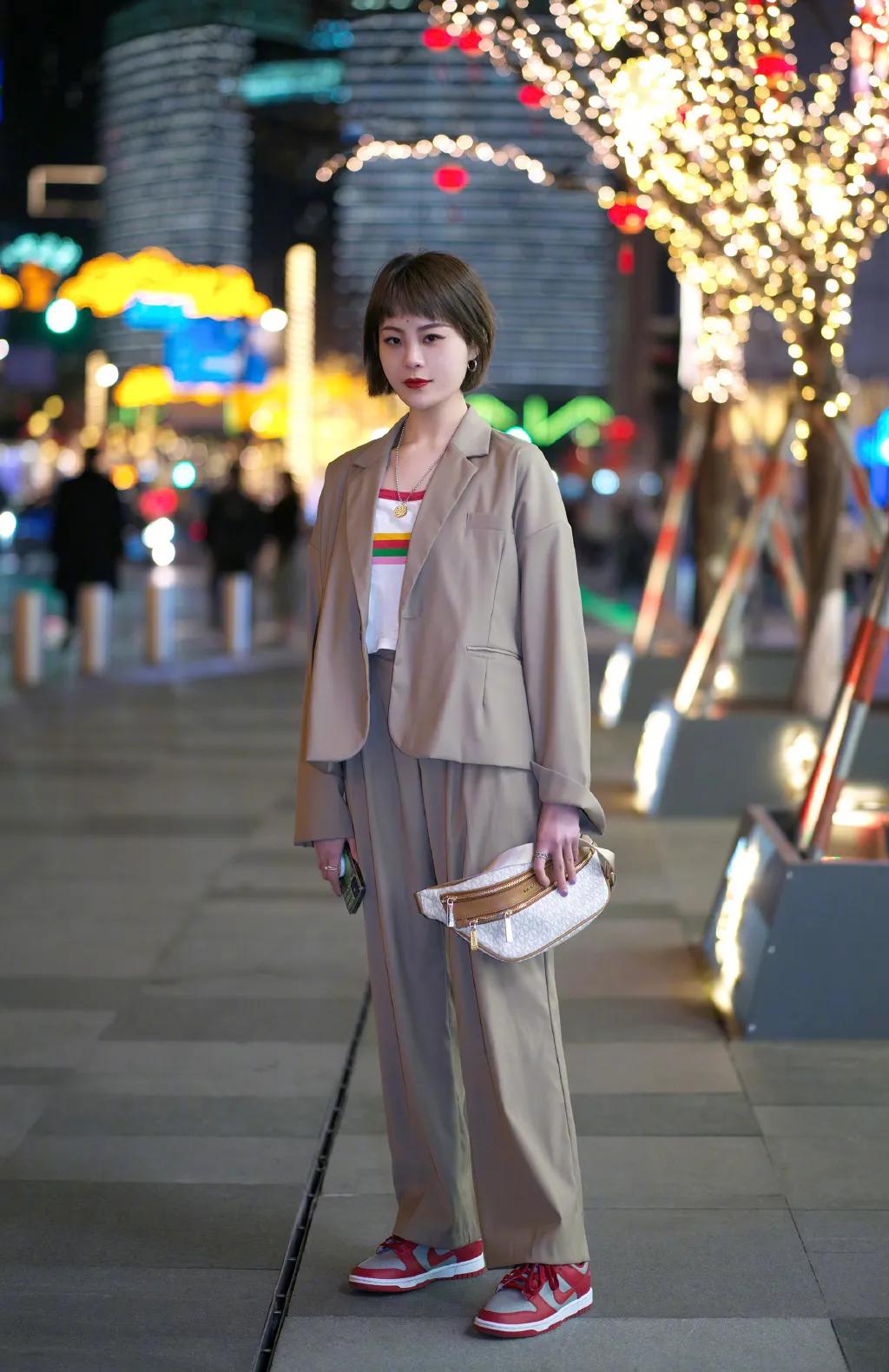 看街拍识包包：实用又潮范的轻奢MK穿搭示范