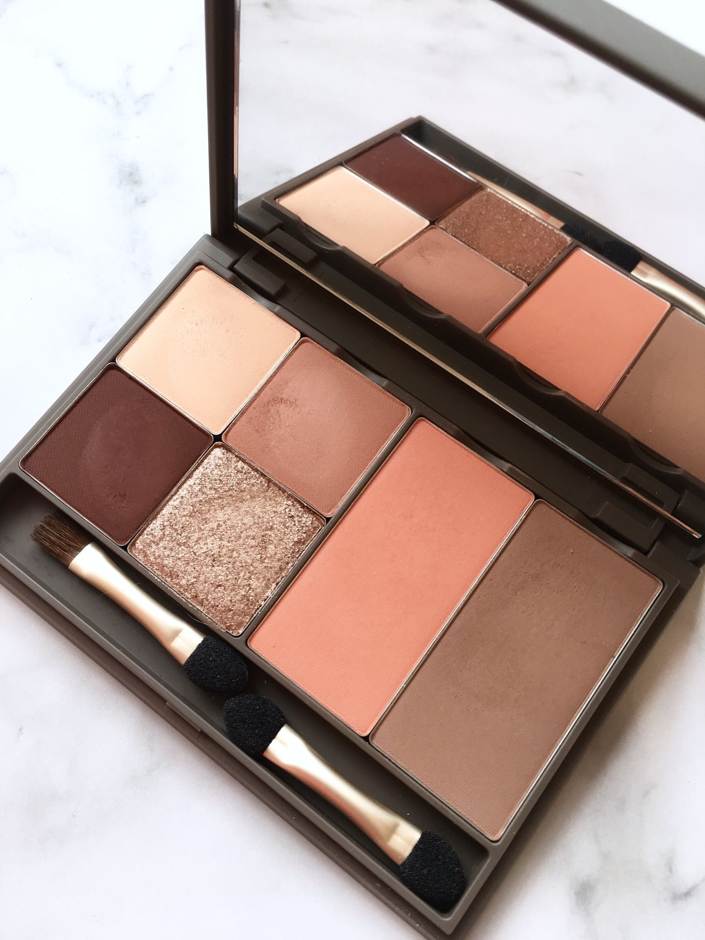 选眼影盘冷白皮,推荐一款好用的眼影盘