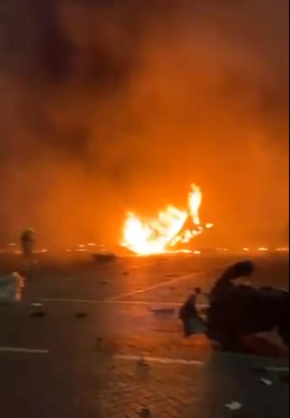 迪拜货轮爆炸附近多地有震感,迪拜港口发生船只爆炸