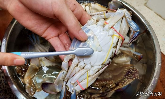 蒸螃蟹不散黄,蒸螃蟹不放水的方法