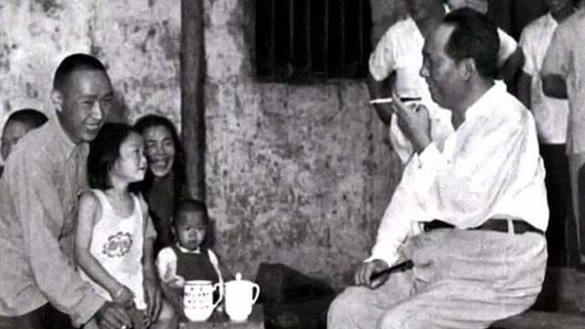 毛主席看到与母亲的合影,激动地用土话问道:咯是从哪里拱出来的