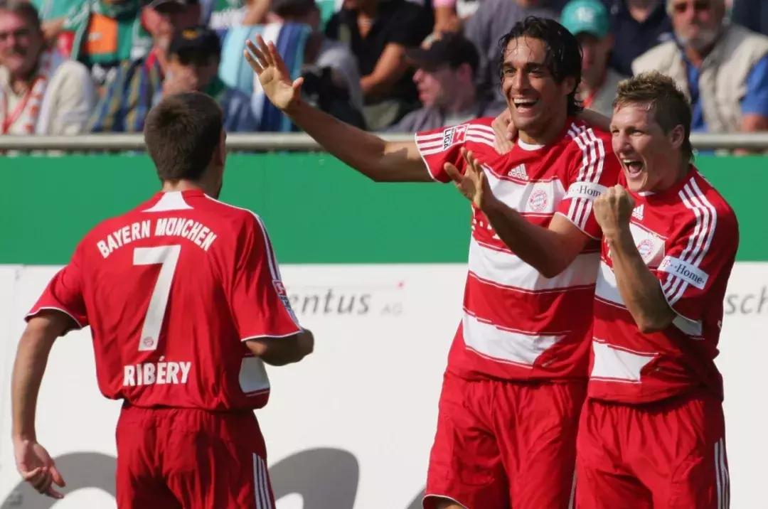 施魏因斯泰格血洒赛场挥手,施魏因斯泰格帅气视频