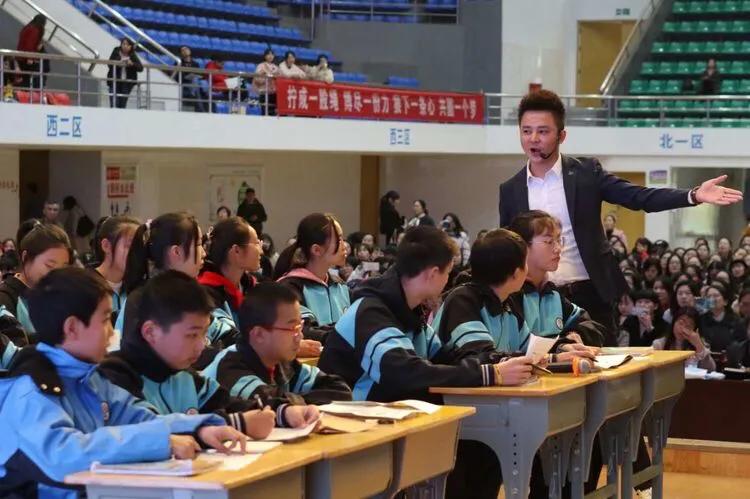 巴陵郡三湘四水英才聚，香樟园高谈阔论红烛燃