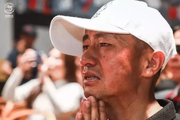 历经几十年登上珠穆朗玛峰的人,一群普通人攀登珠峰的故事