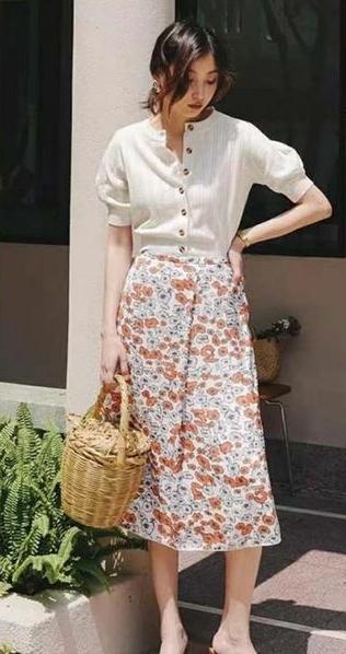 40岁穿针织半裙秋冬搭配,针织开衫搭配半身裙时髦更显气质