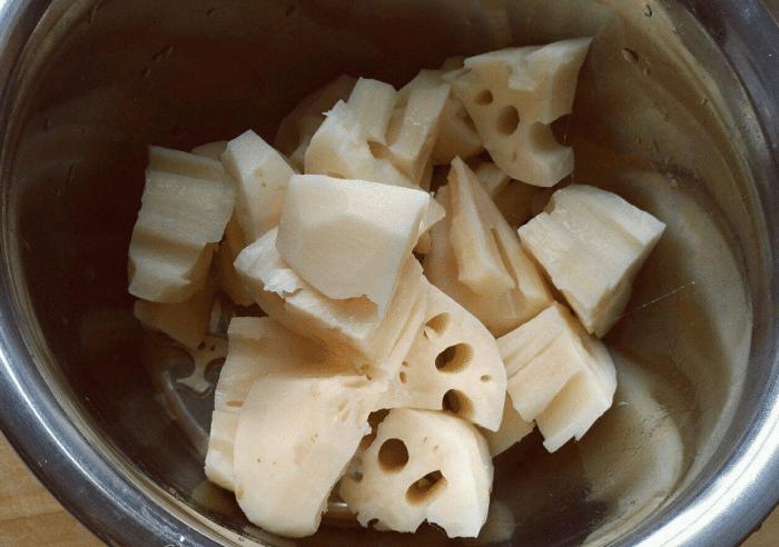 莲藕排骨汤先炖啥,莲藕排骨汤先放盐还是后放盐