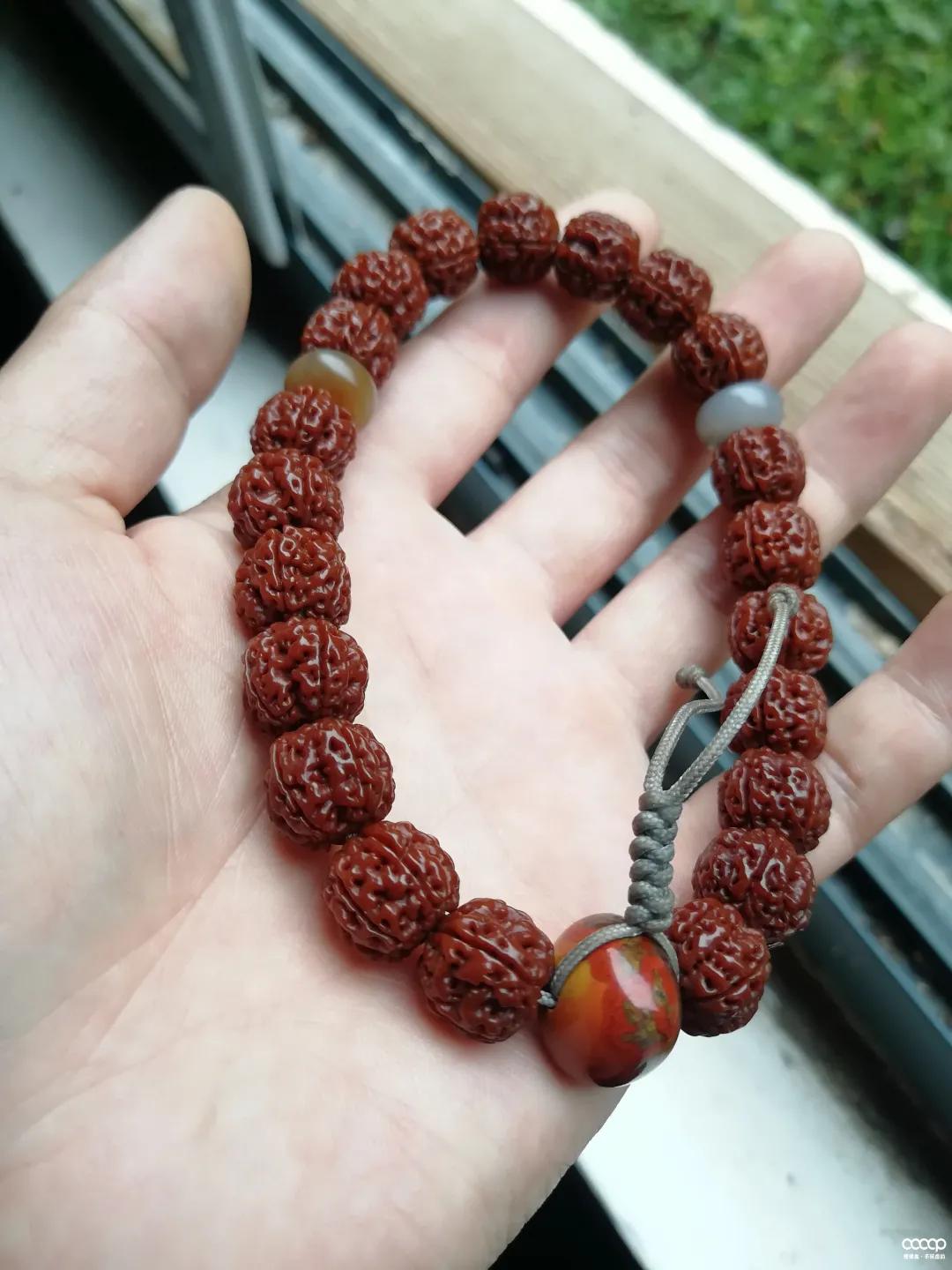 他试了一瓶“印度神油”，盘串6年，包浆妙啊