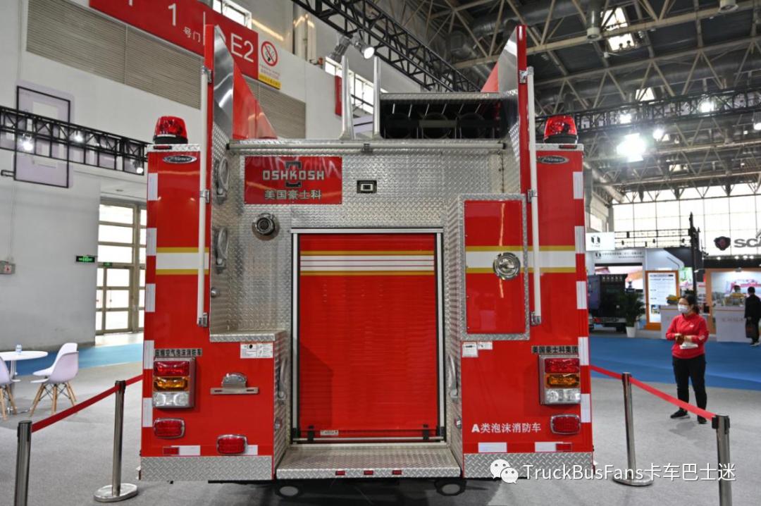 豪士科超高层供液消防车,供液能力达到420米,采用550马力底盘